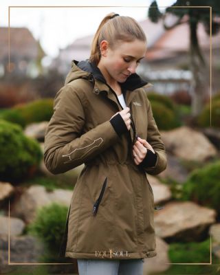 Teplo a elegance pro podzimní jízdy - přesně to splňuje jezdecký kabát Toronto. Když se ochladí, fouká, prší (i sněží, mrk...