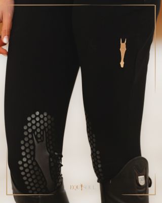 Když přichází zima, přichází čas na thermo legíny. • Tepelný funkční materiál • Pružnost bez kompromisů • Černá –...